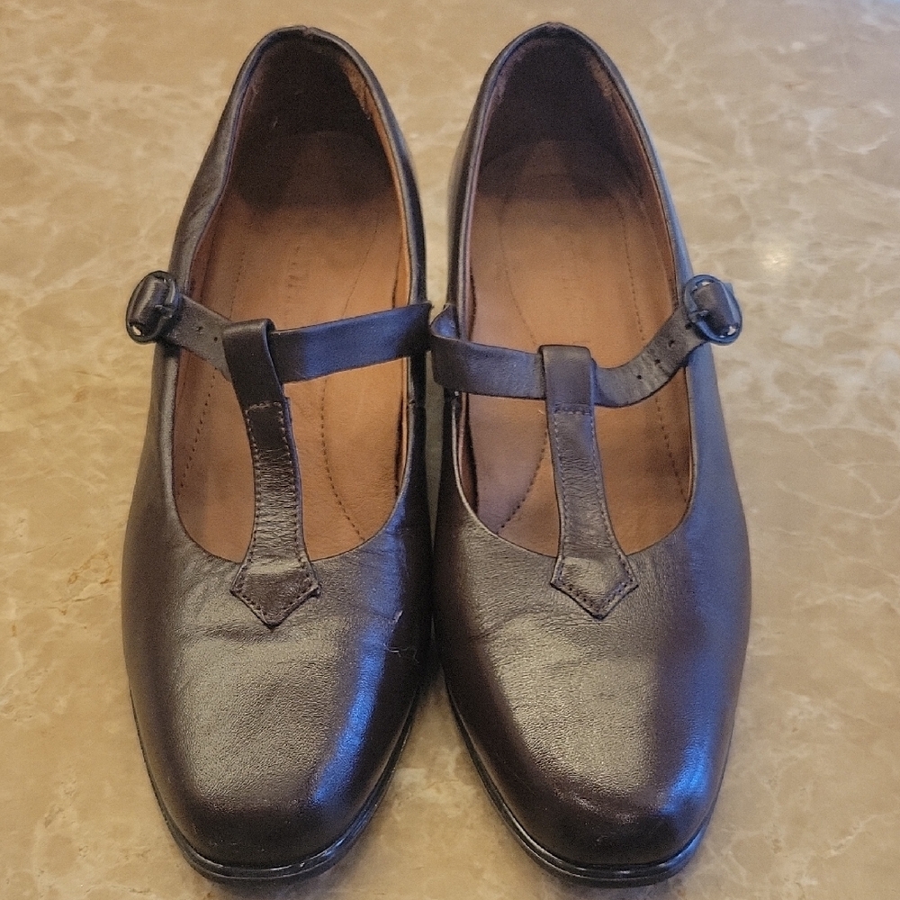 FootThrills Brown T-strap Classic 1-1/2" Block Heels,  6W